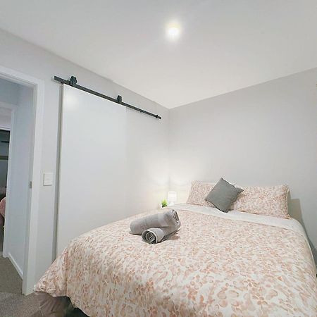 Modern & Stylish 3 Bedroom At Lowerhutt Лоуэр-Хатт Экстерьер фото