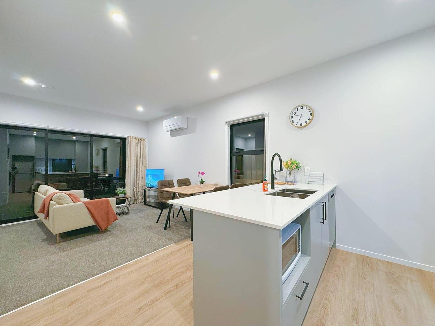 Modern & Stylish 3 Bedroom At Lowerhutt Лоуэр-Хатт Экстерьер фото