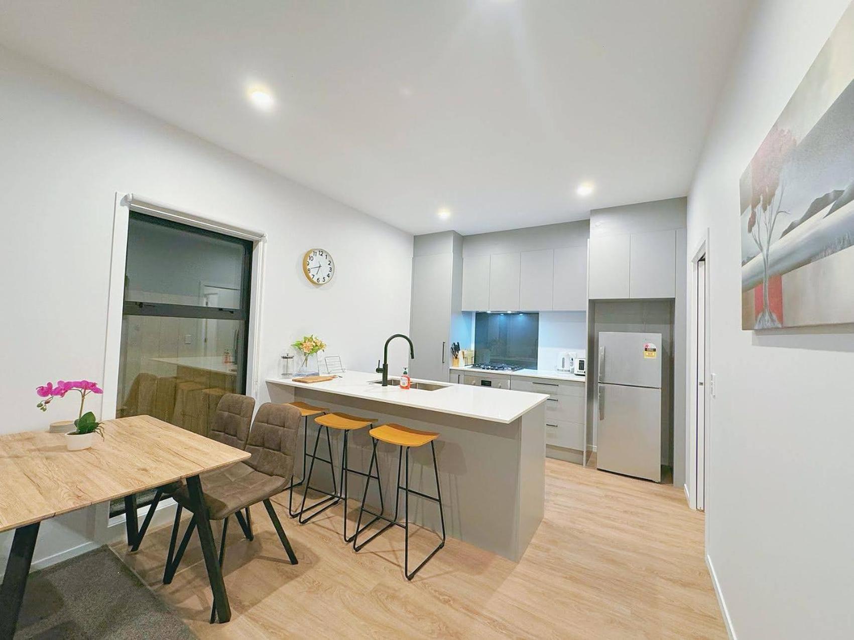 Modern & Stylish 3 Bedroom At Lowerhutt Лоуэр-Хатт Экстерьер фото